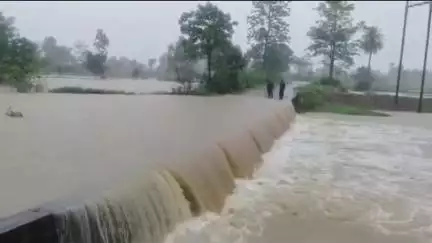 परसवाड़ा: जिले में बारिश से हट्टा थाना क्षेत्र का नहरवानी-परसपानी मार्ग बंद, पुलिया के ऊपर से बह रहा पानी