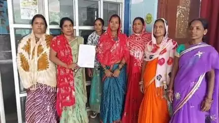 डिंडौरी: शासकीय कन्या शिक्षा परिसर डिंडौरी के मजदूरों ने मज़दूरी भुगतान की मांग को लेकर कलेक्टर कार्यालय पहुंचकर लगाई गुहार