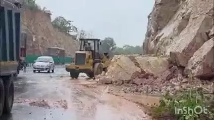 गोंदिया: मुंबई-कलकत्ता राष्ट्रीय महामार्गावरील मासूलकसा घाट मध्ये दरड रस्त्यावर कोसळली.... एकेरी मार्गाने वाहतूक वळविली