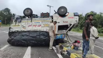 শান্তিপুর: শান্তিপুর কন্দখোলায় 12 নম্বর জাতীয় সড়কে নিয়ন্ত্রণ হারিয়ে উল্টে গেলো আম বোঝাই গাড়ী, আহত চালক ও খালাসি