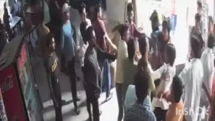 हापुड़: बुलंदशहर रोड पर रेस्टोरेंट में सर्विस को लेकर ग्राहक और संचालक के बीच जमकर हुई मारपीट, CCTV फुटेज आया सामने