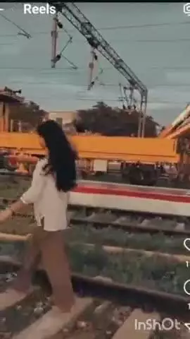 कासगंज: कासगंज में रेलवे ट्रैक पर युवती ने रील वीडियो बनाकर सोशल मीडिया पर किया वायरल, पुलिस ने तलाश शुरू की