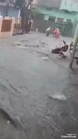 बेगमगंज: स्कूल से लौटते समय छात्र तेज बहाव में बहा, लोगों ने दौड़कर जान बचाई