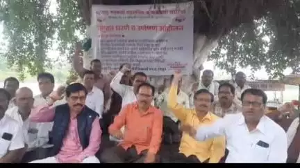 कराड: थकलेल्या वेतन बाबत कराड येथील यशवंतराव चव्हाण स्मृती स्थळी विदर्भ मराठवाड्यातील, गटसचिवांचे बेमुदत धरणे आंदोलन