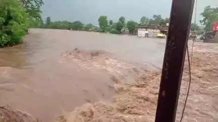 शाहगढ़: मूसलाधार बारिश से शाहगढ़ के बड़े पुल के ऊपर रहा पानी, एक घंटे सागर-छतरपुर मार्ग रहा बंद