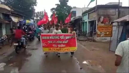 পাড়া: ৯ জুলাই দেশব্যাপী সাধারণ ধর্মঘট সফল করার সমর্থনে পাড়া বাজারে CPIM এর মিছিল
