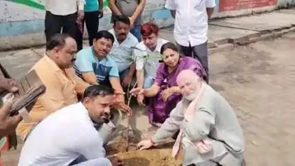 बुलंदशहर: काला आम चौराहे पर नगर पालिका अध्यक्ष ने 'एक पेड़ मां के नाम' अभियान के अंतर्गत किया वृक्षारोपण