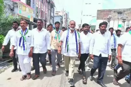 మార్కాపురం: మార్కాపురంలో మాజీ సీఎం డాక్టర్ వైఎస్ రాజశేఖర్ రెడ్డి విగ్రహానికి పాలాభిషేకం చేసిన మాజీ ఎమ్మెల్యే అన్నా రాంబాబు