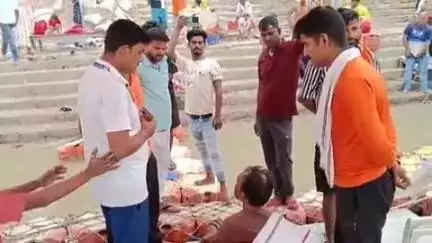 घरेलू कलह के कारण अयोध्या के सरयू पुराने पुल से व्यक्ति ने किया आत्महत्या का प्रयास, जल पुलिस व एसडीआरएफ ने किया बचाव