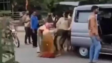 लाडपुरा: शहर में बीच सड़क पर किन्नरों के दो गुट भिड़े, थाने के सामने एक-दूसरे को लात-घूसे मारे