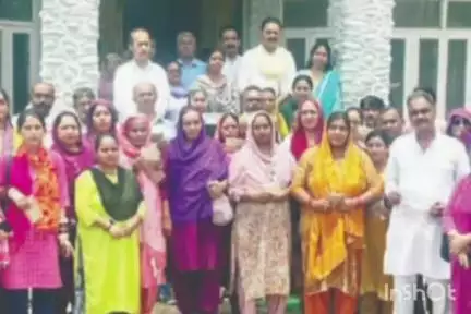 इंदौरा: इंदोरा विधायक मलेन्द्र राजन ने विभिन्न योजनाओं के लाभार्थियों को बांटे चेक, लाभार्थियों ने जताया आभार