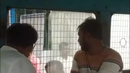 চাকদা: শান্তিপুরে NH 12 থেকে এক গাড়ির খালাসীর অপহরণের ঘটনায় চাকদা থেকে অপহরণকারী দুই দুস্কৃতিকে গ্রেফতার করলো পুলিশ