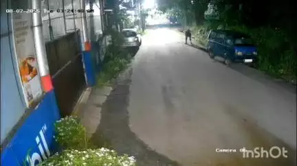 കണയന്നൂർ: ലഹരി മൂത്ത് കാറുകളുടെ ചില്ല് എറിഞ്ഞ് തകർത്ത് പരാക്രമം, പൊന്നുരുന്നിക്ക് സമീപത്തെ സി.സി.ടി.വി ദൃശ്യം പുറത്ത്