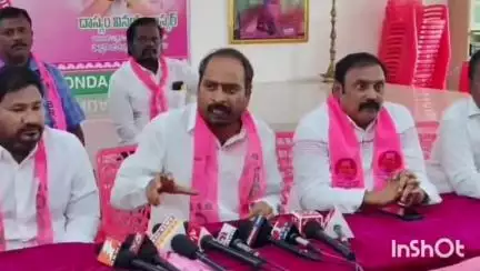 కేంద్రం నుంచి వచ్చే నిధులు సద్వినియోగం చేసుకోవడం వెనక్కి పంపిస్తున్నారని టీఆర్ఎస్ పార్టీ కార్పొరేటర్ మండిపాటు