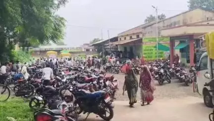 बड़वानी: बड़वानी के नगद खाद विक्रय केंद्र पर किसान परेशान समय पर किसानों को नहीं उपलब्ध हो रहा है खाद,करवाया अवगत#jansamasay
