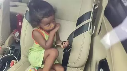 திருத்தணி: அரசு பேருந்து பணிமனை எதிரில் காருக்குள் சிக்கிக் கொண்ட 2 வயது குழந்தையை போராடி மீட்ட பொதுமக்கள்