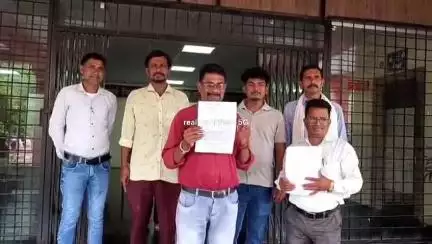 बड़वानी: रेवाधाम के निवासियों ने मूलभूत सुविधाओं की मांग के लिए कलेक्ट्रेट में दिया आवेदन