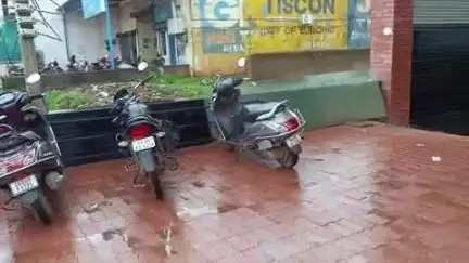 अभनपुर: अभनपुर रायपुर मार्ग पर मार्ट के सामने नाली के ऊपर हो रहा है पार्किंग का इस्तेमाल, जिम्मेदार मौन