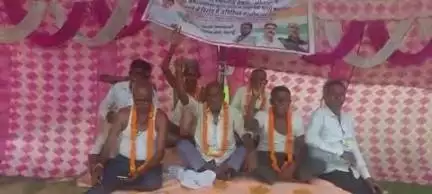 बदायूं: बदायूं के नरऊ गांव में उझानी के नाले के गंदे पानी को लेकर कांग्रेसियों व ग्रामीणों का क्रमिक अनशन जारी