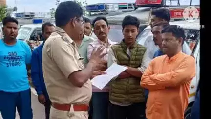 पिथौरागढ़: टैक्सी चालकों द्वारा यात्रियों से दुर्व्यवहार की शिकायत पर जनपद पुलिस ने टैक्सी चालकों के साथ बैठक कर दिए दिशा-निर्देश