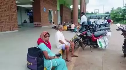 କେନ୍ଦୁଝର ସହର: ଓଡ଼ିଶା ଡ୍ରାଇଭର ମହାସଂଘ ପକ୍ଷରୁ  ଧର୍ମଘଟରେ ପ୍ରଭାବ ଘସିପୁରା ବସଷ୍ଟାଣ୍ଡ ରେ ପ୍ରତିକ୍ରିୟା ରଖିଛନ୍ତି ଯାତ୍ରୀ