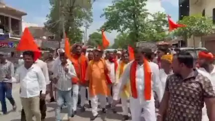 डुमरियागंज: श्रावण मास में सड़क किनारे मांस-मछली की दुकान बंद करने को लेकर पूर्व विधायक के नेतृत्व में डुमरियागंज में पदयात्रा निकाली गई