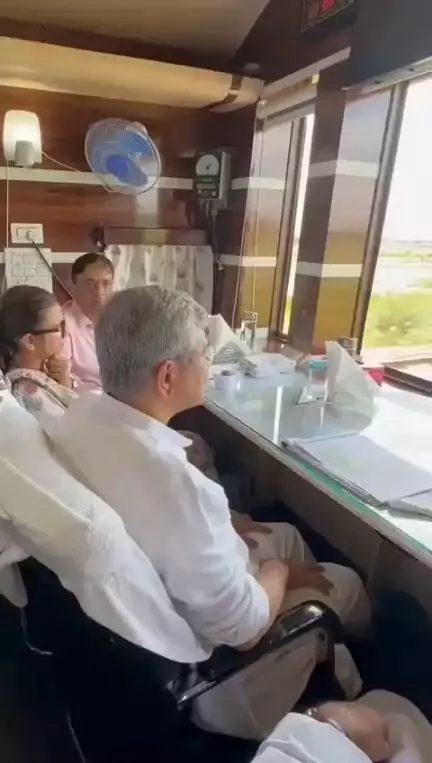 रेल मंत्री अश्विनी वैष्णव ने पटना के दीघा ब्रिज हॉल्ट-समस्तीपुर के कर्पूरी ग्राम रेलखंड का विंडो ट्रेलिंग निरीक्षण किया।