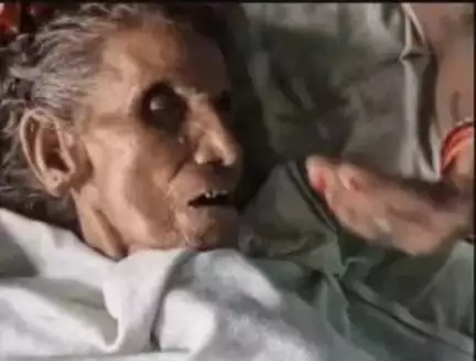 यूपी के झांसी में 90 साल की दादी को कंपाउंडर ने किया था 'मृत' घोषित, परिजन बोले- ढाई घंटे बाद गंगाजल डालते ही लौटी सांसें