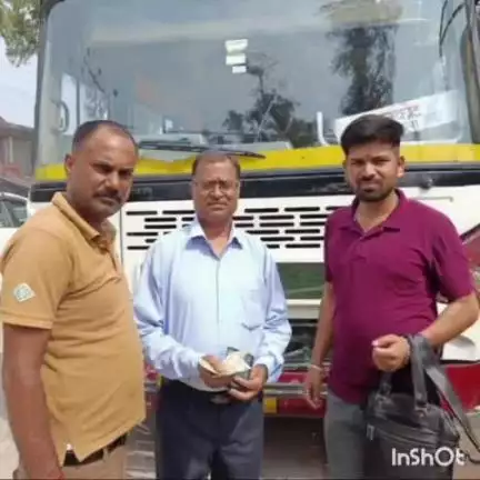 जवाली: हरनोटा निवासी बस कंडक्टर को बस में मिला एक पर्स, मालिक की पहचान कर उसे लौटाया