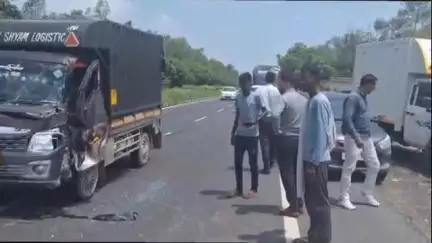झज्जर: झज्जर जिले के दुजाना गांव के पास ट्रैक्टर-ट्राली और पिकअप की टक्कर, बड़ा हादसा टला