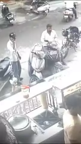 सिरसा: भादरा बाजार में दिनदहाड़े चोरी, स्कूटी पर रखा बैग लेकर अज्ञात शख्स फरार, सीसीटीवी में कैद