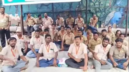 ନୟାଗଡ: ନବଘନପୁର ଠାରେ ଡ୍ରାଇଭର ମହାସଂଘ ର ଷ୍ଟରୀଙ୍ଗ ଛାଡ଼ ଧର୍ମଘଟ ଆନ୍ଦୋଳନ ଅନୁଷ୍ଟିତ
