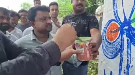 ভগবানগোলা ১: ২১ জুলাইয়ের প্রস্তুতিতে ভগবানগোলায় যুব তৃণমূলের দেওয়াল লিখন, হাতে তুলি নিলেন বিধায়ক রেয়াত হোসেন সরকার!