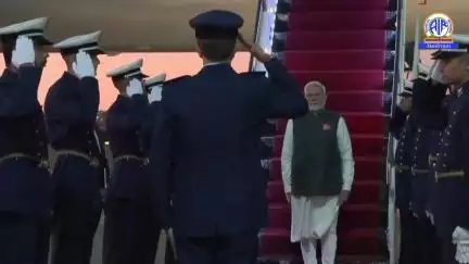 प्रधानमंत्री नरेन्द्र मोदी का ब्रासीलिया पहुंचने पर गर्मजोशी से स्वागत।