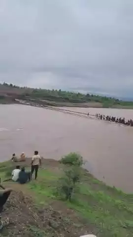shakkar nhi ufan par log apni jan jokhim dal kar lakdi pakad rhe