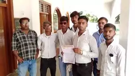 लखीमपुर: सावन में मांस और अंडा बिक्री बंद करने की मांग को लेकर भारतीय हिंदू परिषद ने डीएम को कलेक्ट्रेट में सौंपा ज्ञापन