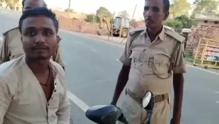 पुपरी: भिट्ठा के पास मध निषेध थाना पुपरी पुलिस ने 78 बोतल नेपाली शराब के साथ एक तस्कर को किया गिरफ्तार
