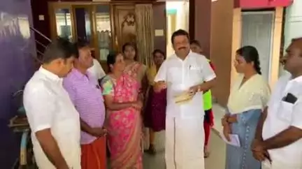 நாமக்கல்: சின்னமுதலைப்பட்டியில் உங்களுடன் ஸ்டாலின் திட்டத்தின் கீழ் நலத்திட்ட கையேடுகள் வழங்கும் பணியை துவக்கி வைத்த MP, கலெக்டர்