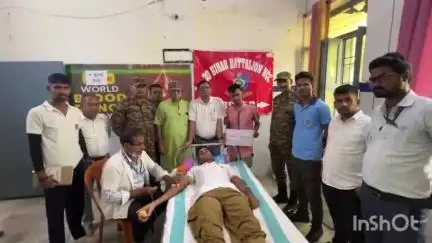 डुमरांव: डुमरांव के प्राथमिक स्वास्थ्य केंद्र में रक्तदान शिविर का आयोजन, युवाओं ने किया रक्तदान