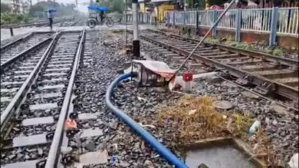 ব্যারাকপুর ২: বৃষ্টিতে ব্যারাকপুরে রেললাইনে জমেছে জল, জল নিকাশিতে লাগানো হলো পাম্প