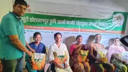 तोरपा: डांड टोली में किसानों को मूंग, मक्का और उड़द के बीजों का मुफ्त वितरण