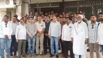 धुळे: ऑल इंडिया रीनिवेबल एनर्जी असोसिएशन वतीने विविध मागणीसाठी जिल्हाधिकारी कार्यालयासमोर करण्यात आले निदर्शन
