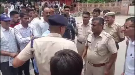 चित्तौड़गढ़: सेमलपुरा स्थित एक होटल पर गोली मारकर हत्या के विरोध में कलेक्ट्रेट पर प्रदर्शन, पुलिस और प्रदर्शनकारी हुए आमने-सामने