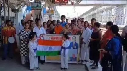 আলিপুরদুয়ার ১: আলিপুরদুয়ার রেল স্টেশনে জনজোয়ার বইলো সপ্তপর্ণীকে সংবর্ধনা দেওয়ার জন্য