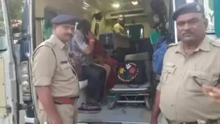 జమ్మలమడుగు: యర్రగుంట్ల రైల్వే స్టేషన్‌లో కదులుతున్న రైలులో నుండి దూకి ఇద్దరికి గాయాలు