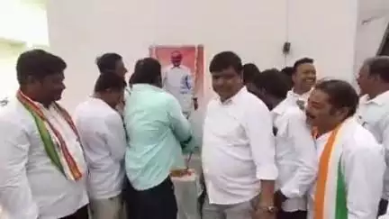 ఆర్మూర్: ఆర్మూర్‌లోని మార్కెట్ కమిటీ కార్యాలయ ఆవరణలో YSR జయంతి కార్యక్రమం నిర్వహించిన కాంగ్రెస్ నాయకులు