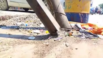 उन्नाव: उन्नाव शहर के गांधी नगर रोड पर लगा बिजली का पोल दे रहा हादसे को दावत #jansamasya