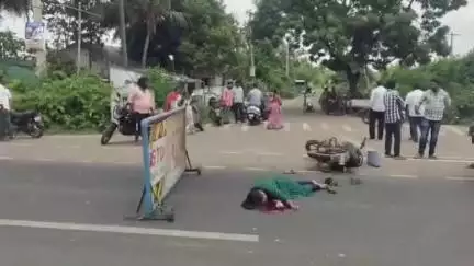 పటవల 216 జాతీయ రహదారిపై లారీ మోటార్ బైక్ ని ఢీకొన్న ఘటనలో భార్య మృతి, గాయాలతో బయటపడిన భర్త, పిల్లలు