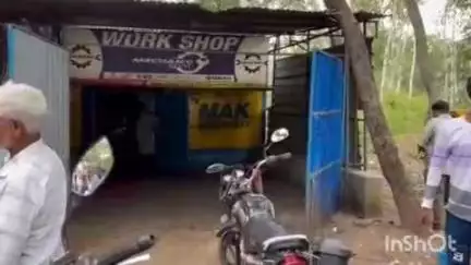 चतरा: चतरा इटखोरी मुख्य पथ पर पांडे महुआ के पास बाइक गैरेज से अज्ञात चोरों ने कई सामान चुराए