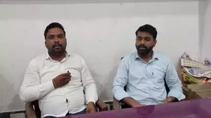 बिसौली नगर के करीब मदनजुड़ी गांव में गुरु कृपा देशी दवाखाना पर सुभाष बेध द्वारा कैंसर, हेपेटाइटिस सी,बवासीर,गठिया,जोड़ो का दर्द आदि का इलाज आयुर्वेदिक देसी दवा द्वारा किया जाता है